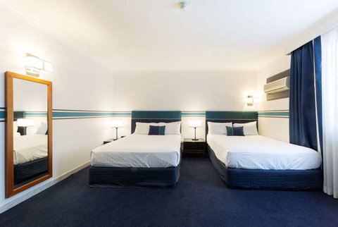 Ramada by Wyndham Diplomat Canberra - Accommodation NSW 7
