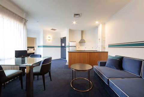 Ramada by Wyndham Diplomat Canberra - Accommodation NSW 8