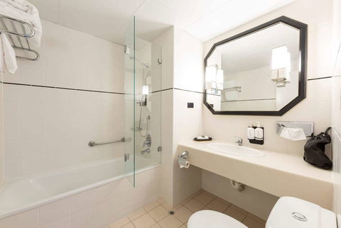 Ramada by Wyndham Diplomat Canberra - Accommodation NSW 9