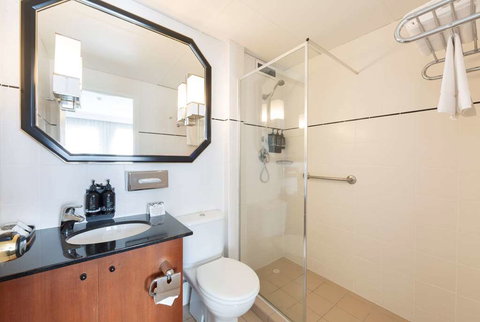 Ramada by Wyndham Diplomat Canberra - Accommodation NSW 10