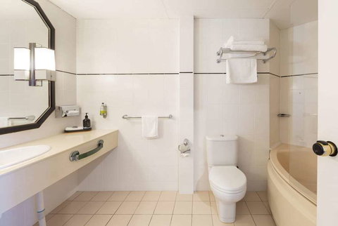 Ramada by Wyndham Diplomat Canberra - Accommodation NSW 11