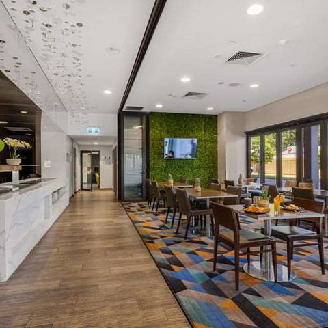 H on Mitchell Apartment Hotel - Accommodation NSW 7