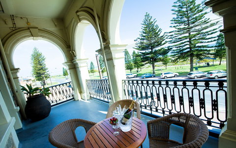 Largs Pier Hotel - Accommodation NSW 2