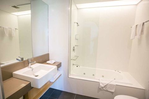 Alpha Hotel Eastern Creek - Accommodation NSW 4