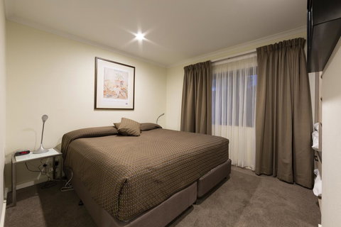 Forrest Hotel & Apartments - Accommodation NSW 20