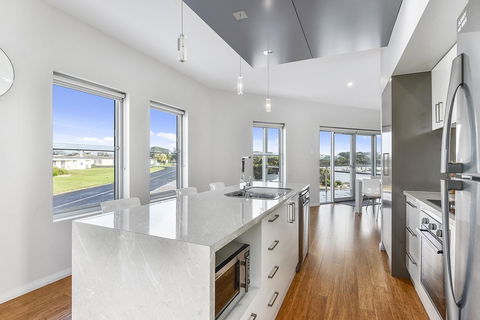 Aloha Waterfront Properties - Accommodation NSW 15
