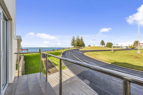 Aloha Waterfront Properties - Accommodation NSW 14