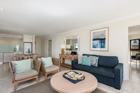 Bayview Beachfront Apartments, In Town Right On The Beach - Accommodation NSW 32