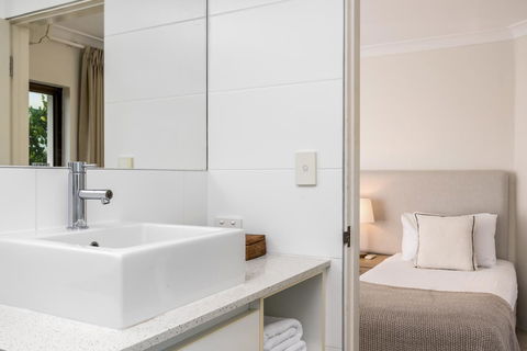 Bayview Beachfront Apartments, In Town Right On The Beach - Accommodation NSW 31