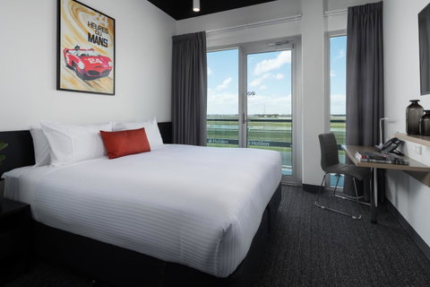 Rydges Pit Lane - Accommodation NSW 31