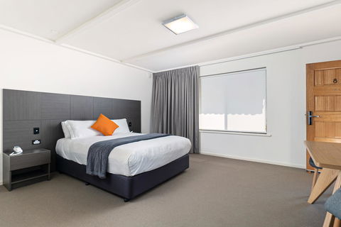 Mick O\'Sheas - Accommodation NSW 4