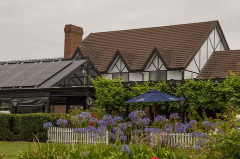 Mick O\'Sheas - Accommodation NSW 37