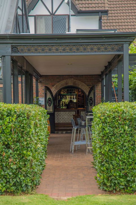Mick O\'Sheas - Accommodation NSW 40