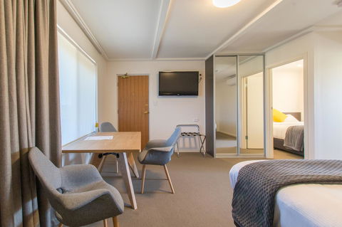 Mick O\'Sheas - Accommodation NSW 5