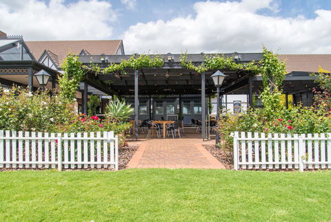 Mick O\'Sheas - Accommodation NSW 39