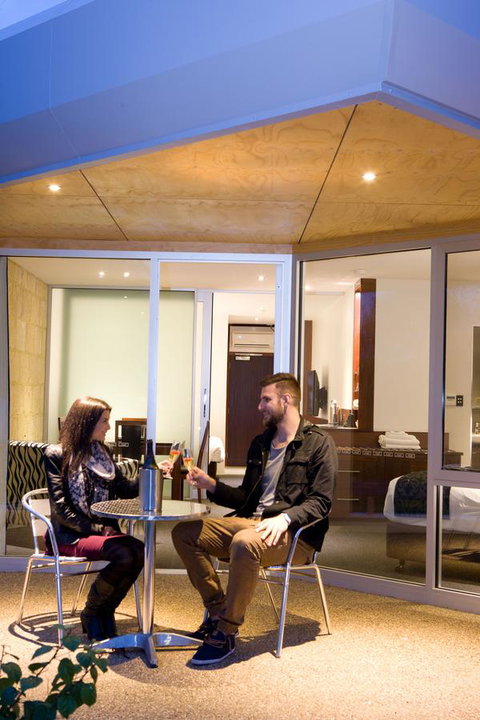 The Commodore - Accommodation NSW 8