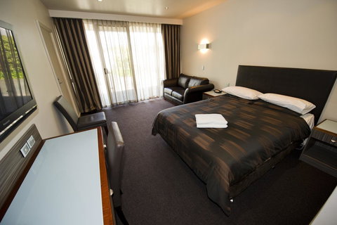 The Commodore - Accommodation NSW 5