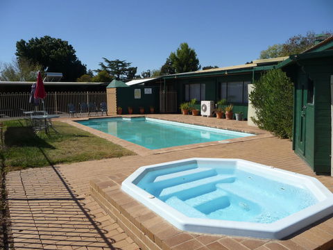 The Wine Vine Hotel - Accommodation NSW 21