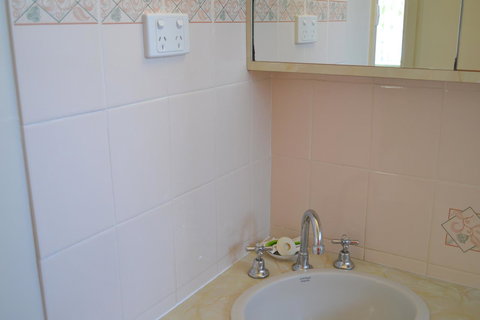 Sundial Holiday Units - Accommodation NSW 43