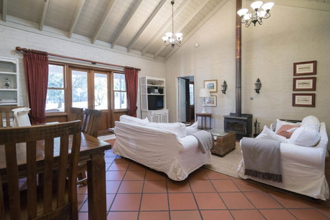 Thistle Hill Guesthouse - Walk To Many Wineries And Restaurants - Accommodation NSW 32