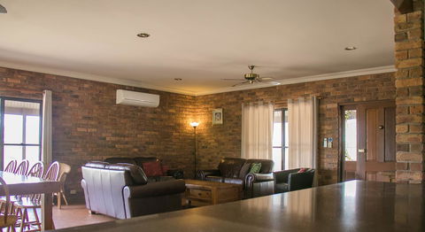 Ironstone Estate Lovedale - Accommodation NSW 17