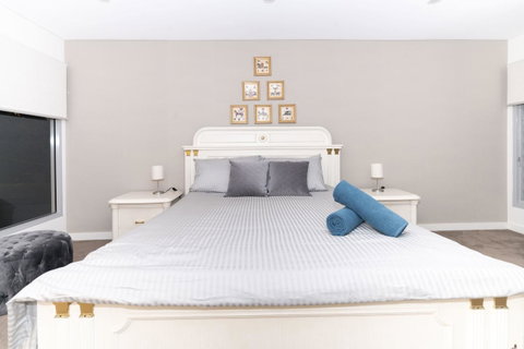 Luxury Villa Darlington - Vine - Accommodation NSW 38