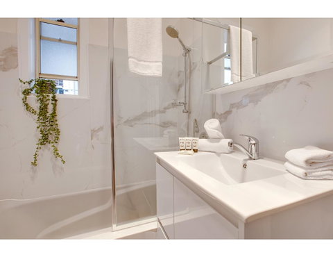 Large, Stylish And Quiet Penthouse Steps From Surf - Accommodation NSW 2