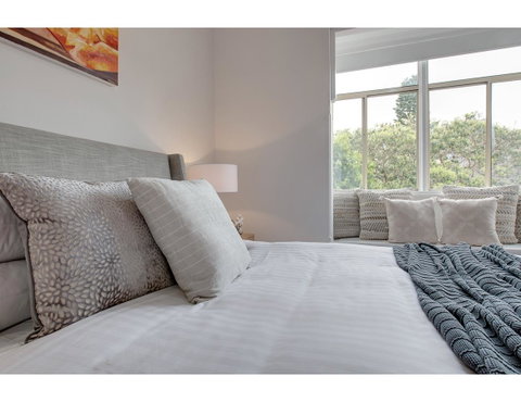Large, Stylish And Quiet Penthouse Steps From Surf - Accommodation NSW 12