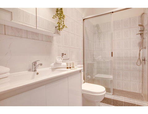 Large, Stylish And Quiet Penthouse Steps From Surf - Accommodation NSW 13