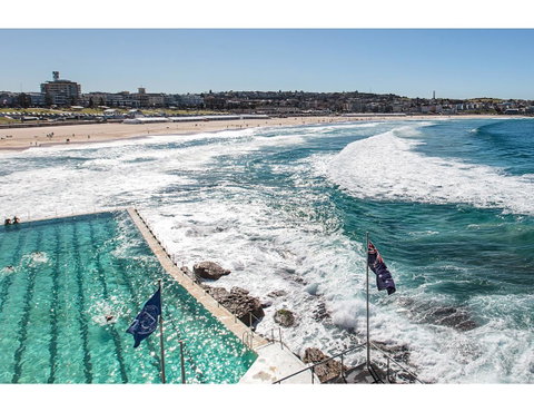 Large, Stylish And Quiet Penthouse Steps From Surf - Accommodation NSW 24
