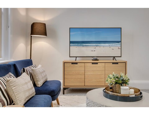 Large, Stylish And Quiet Penthouse Steps From Surf - Accommodation NSW 4