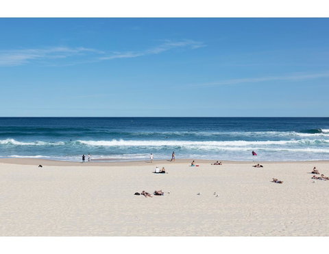 Large, Stylish And Quiet Penthouse Steps From Surf - Accommodation NSW 25