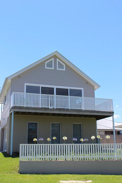 Red Waratah - Accommodation NSW 0