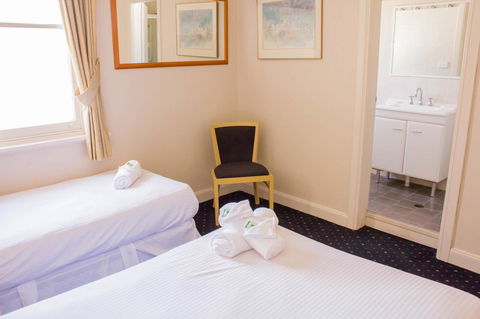 Gardners Inn Hotel - Accommodation NSW 4