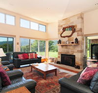 Bottlebrush Lodge - Great views and a pool - Accommodation NSW