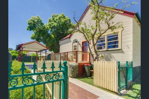 Bright 3-bedroom Apartment - Central Armidale - Accommodation NSW 0