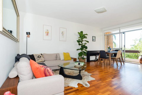 Bright And Spacious Apartment Near Bronte Beach - Accommodation NSW 2