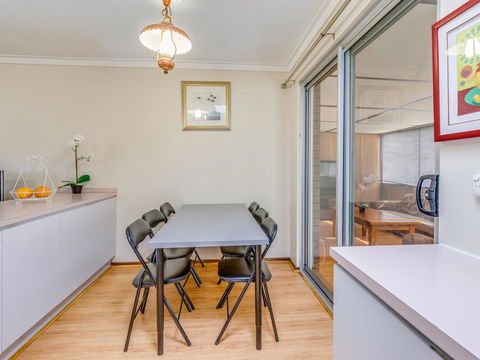 Bright, Neat & Convenient House - Accommodation NSW 2