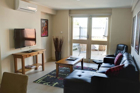 Brougham Arms Hotel - Accommodation NSW 2