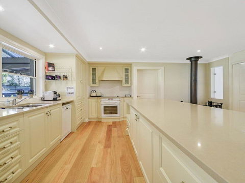 Camelot - Superbly Proportioned And Ideally Located - Accommodation NSW 3