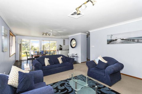 Canberra Cres 2E Burrill Lake, Upstairs Apartment - Accommodation NSW 3