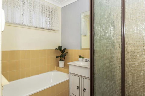 Canberra Cres 2E Burrill Lake, Upstairs Apartment - Accommodation NSW 2