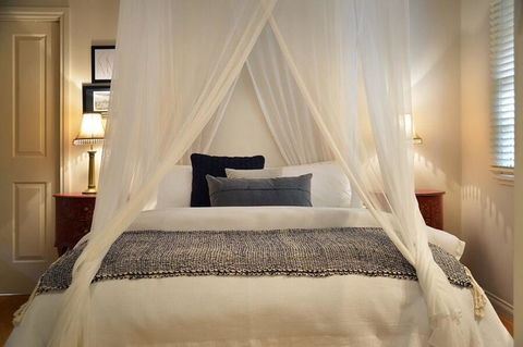 Circa Red London Daylesford - Accommodation NSW 3