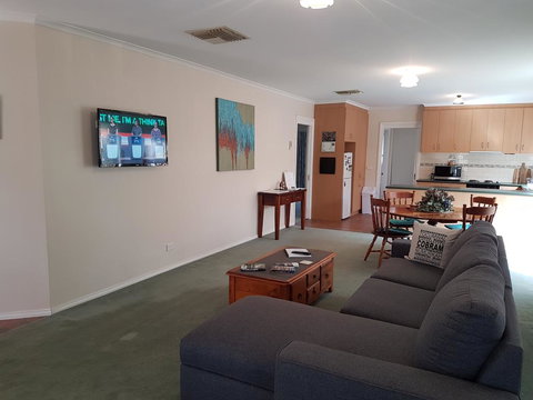 Cobram Cottage - Accommodation NSW 3