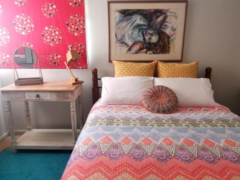Colourful Creative Artist House Glen Waverley - Accommodation NSW 2