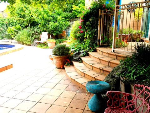 Colourful Creative Artist House Glen Waverley - Accommodation NSW 1