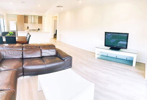 Comfortable 4BR 2Bath House Tarneit Melbourne - Accommodation NSW 2