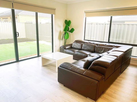 Comfortable 4BR 2Bath House Tarneit Melbourne - Accommodation NSW 1