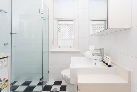 Comfortable Renovated Studio Close To City - Accommodation NSW 3