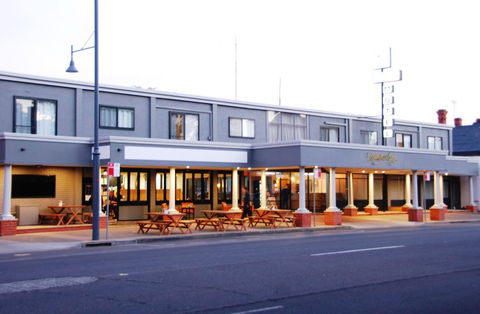 Commodore Motor Inn - Accommodation NSW 0